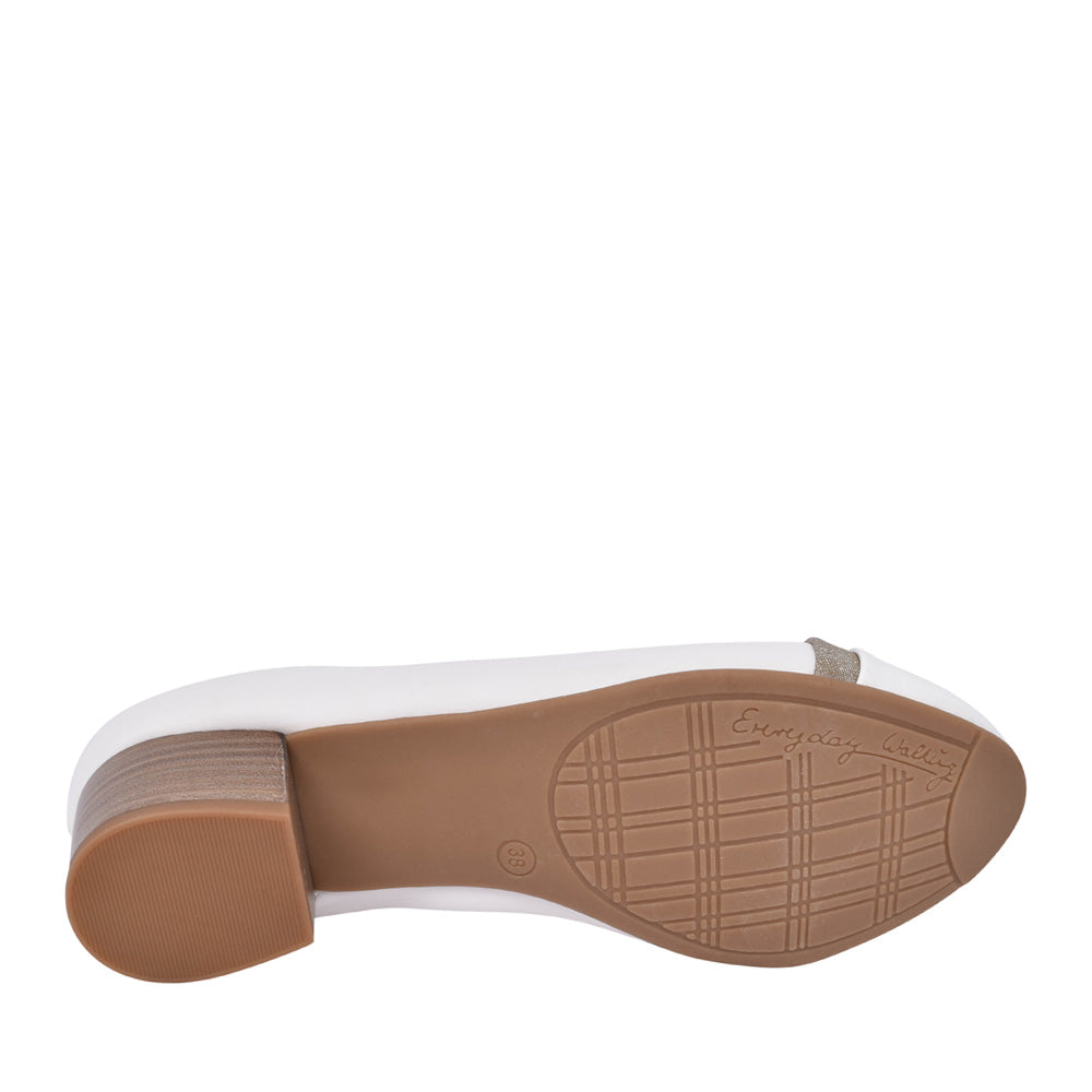 Ladies 8-22367 Low Heel Court Shoe In White