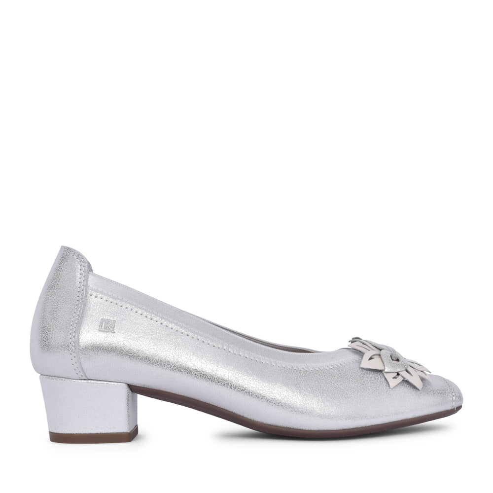 Ladies Pamel D9095 Low Heel Court Shoe In Silver