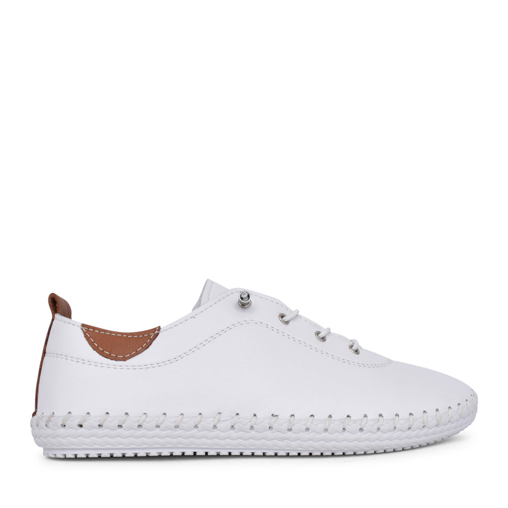 Ladies St Ives Fle030 Laced Shoe In White