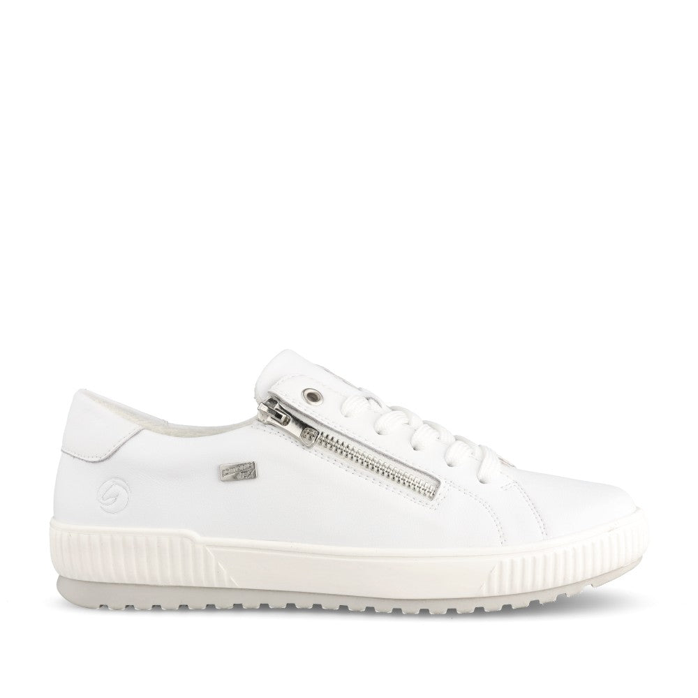 Ladies D0700 Laced Trainer In White