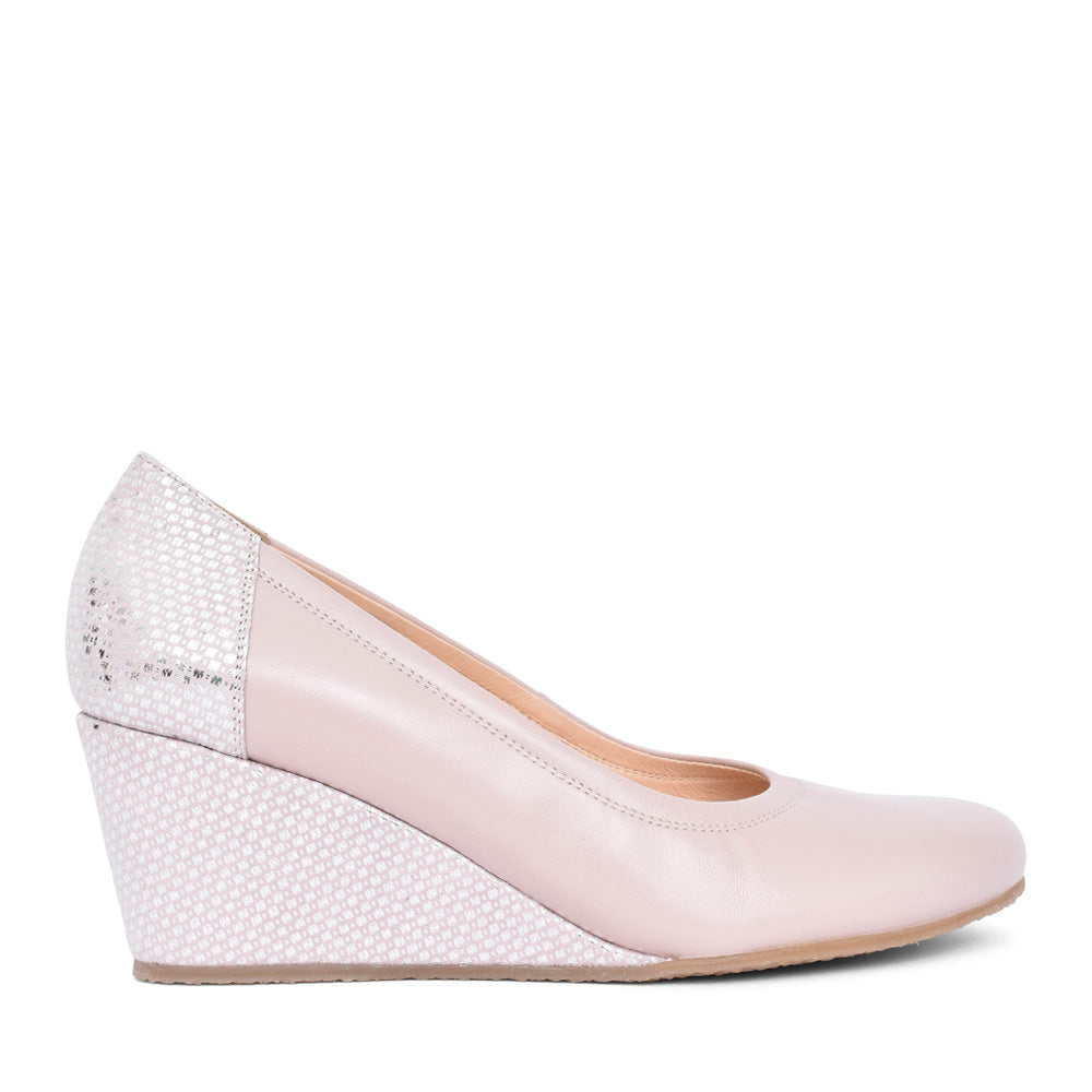 Ladies 5899 Wedge Court Shoe In Beige