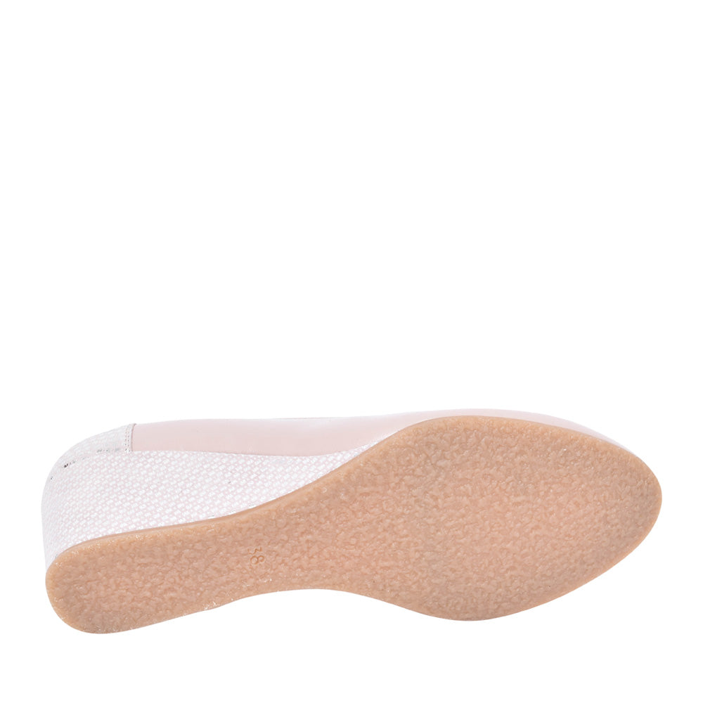 Ladies 5899 Wedge Court Shoe In Beige