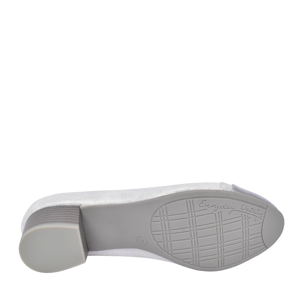 Ladies 8-22366 Low Heel Court Shoe In Silver