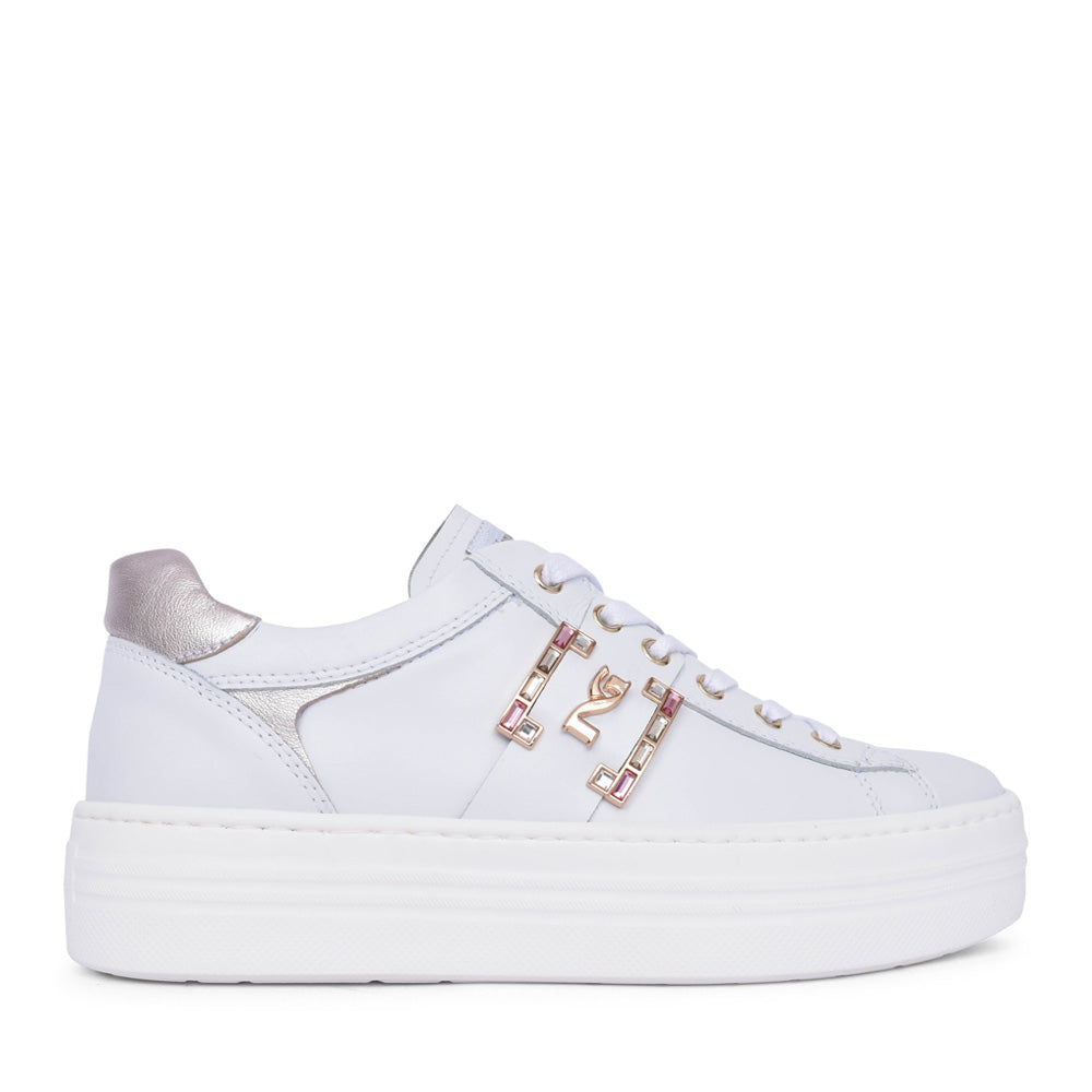 Ladies E409967d Laced Trainer In White