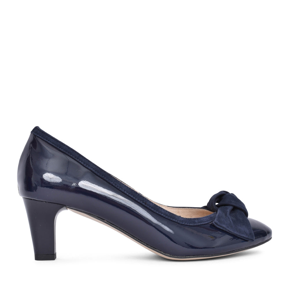 Ladies 8256 Medium Heel Court Shoe In Navy Patent